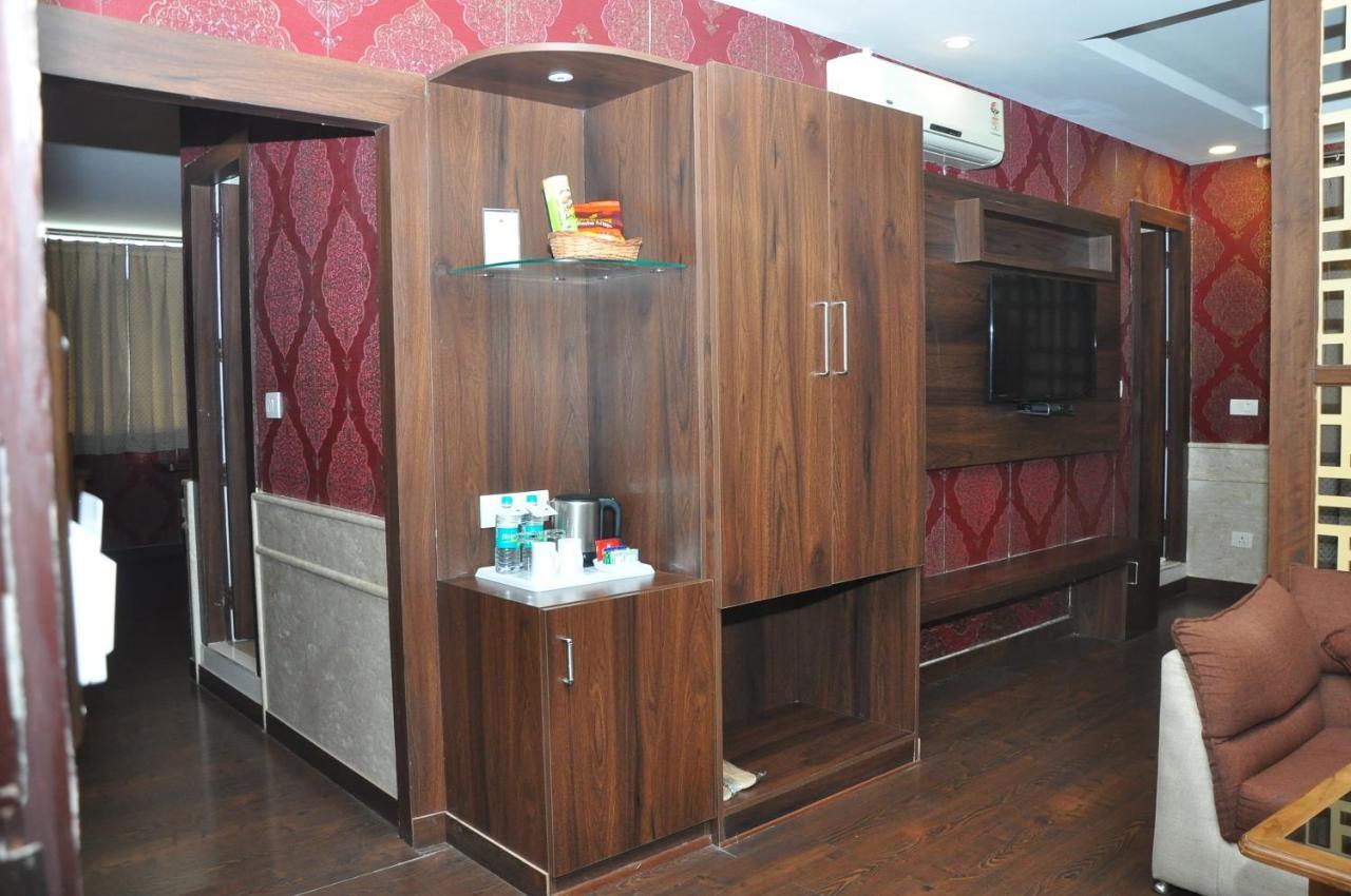 Hotel Jsr Continental Dehradun Buitenkant foto