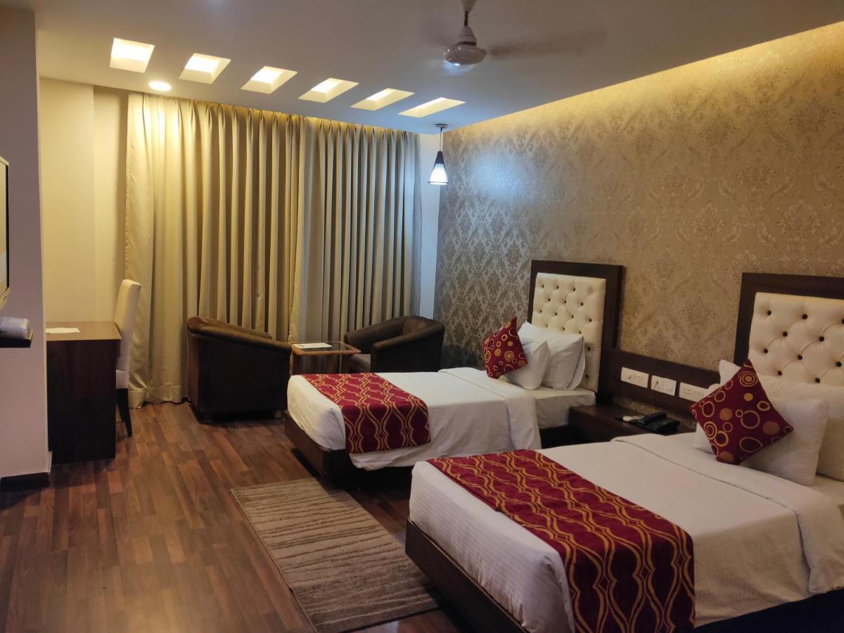 Hotel Jsr Continental Dehradun Buitenkant foto