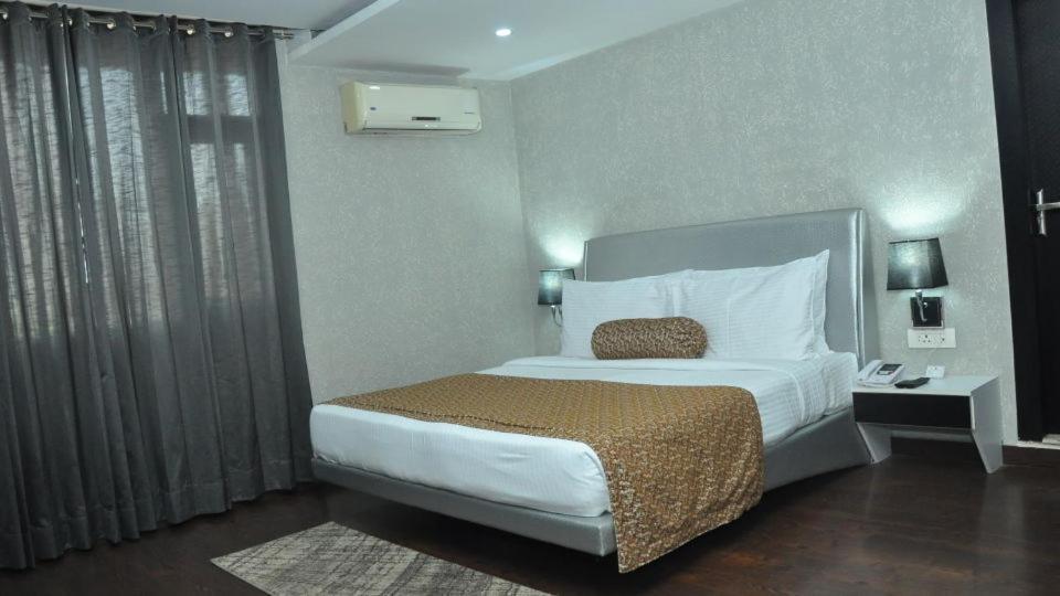 Hotel Jsr Continental Dehradun Buitenkant foto