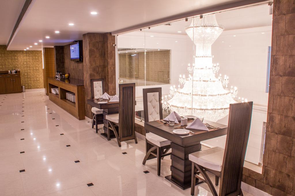 Hotel Jsr Continental Dehradun Buitenkant foto