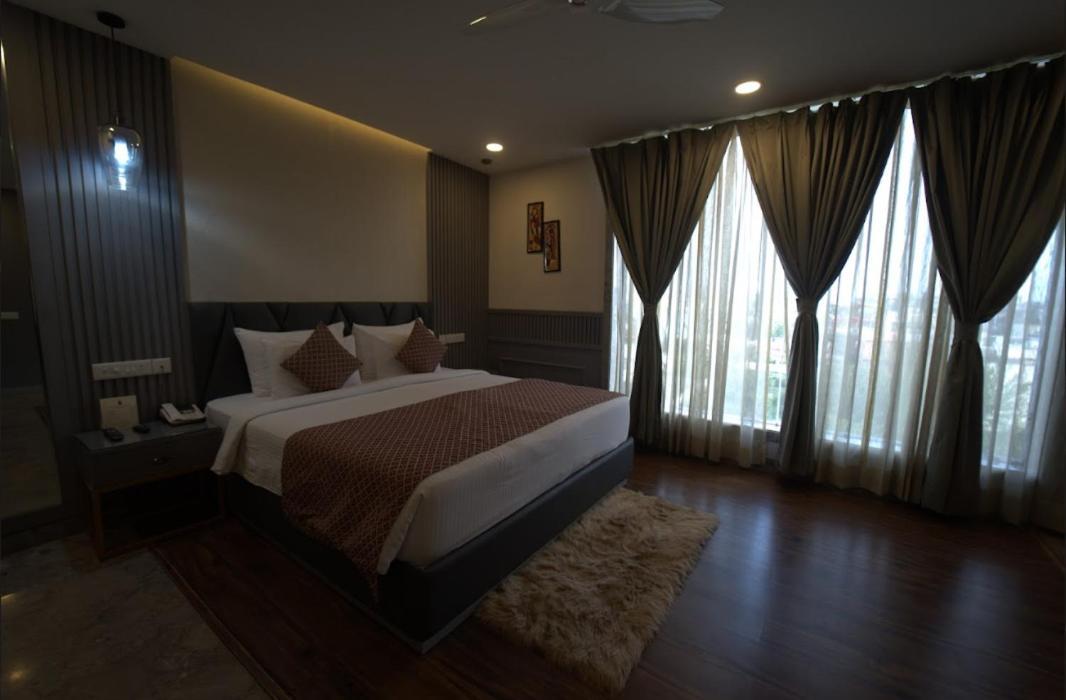Hotel Jsr Continental Dehradun Buitenkant foto
