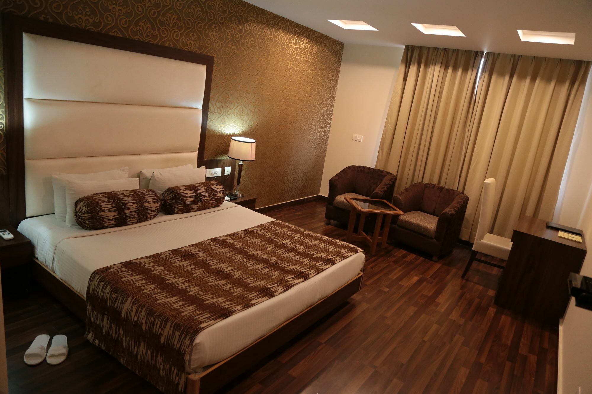 Hotel Jsr Continental Dehradun Buitenkant foto