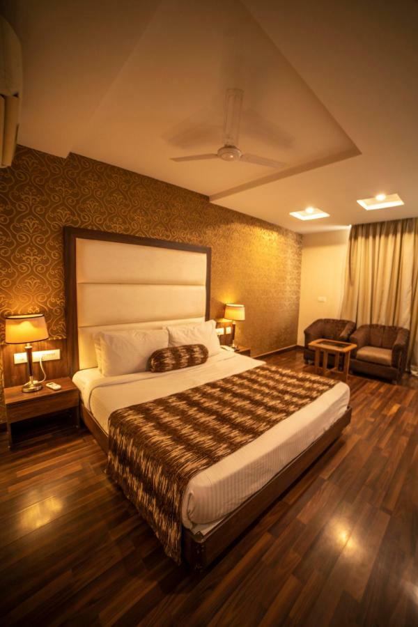 Hotel Jsr Continental Dehradun Buitenkant foto